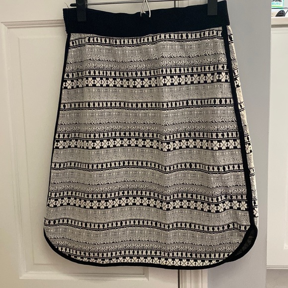 Gilli Dresses & Skirts - Gilli black and white patterned pencil skirt